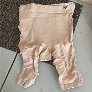 Skims Sculpt Short Mid Thigh